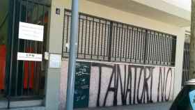 Un grafiti contrario al nuevo tanatorio de la zona alta de Barcelona, en Sant Gervasi / CG