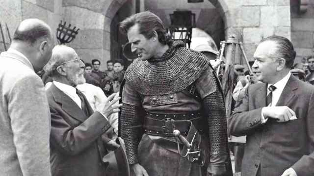Samuel Bronston con el actor Charlton Heston y el historiador Ramón Menéndez Pidal en el rodaje de 'El Cid' / ZENDA