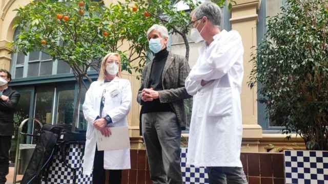 El consejero de Salud, Josep Maria Argimon (c), junto con altos mandos del Hospital Clínic / CG