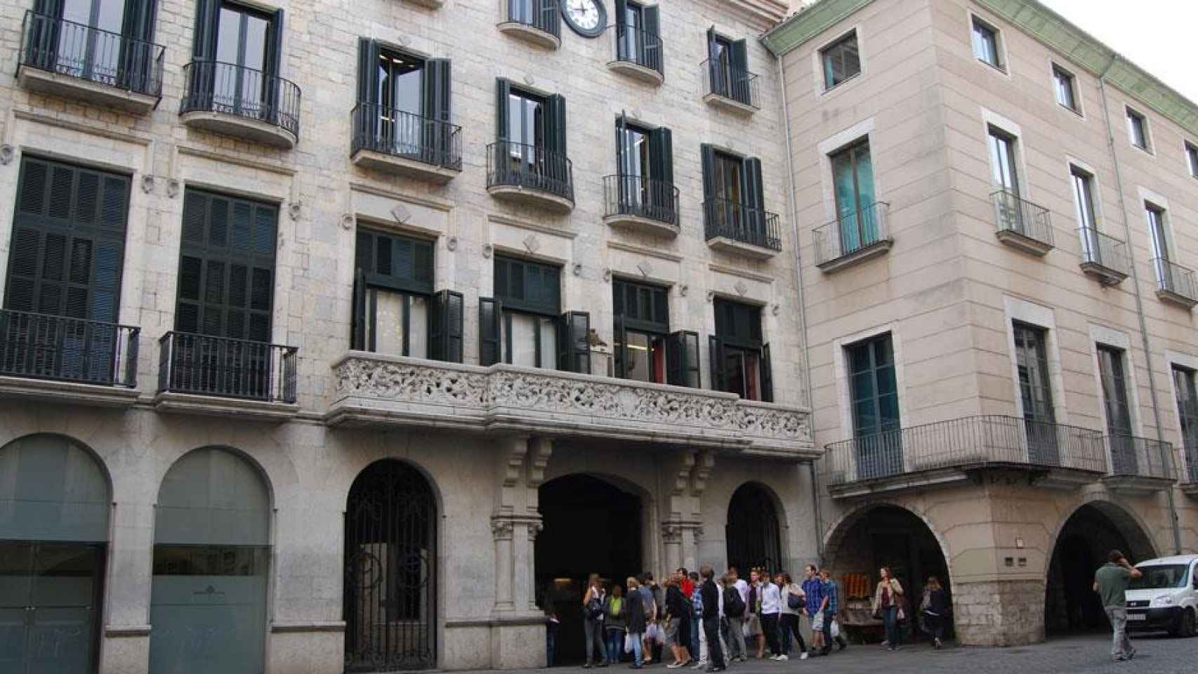 El Ayuntamiento de Girona sin pancarta en su fachada