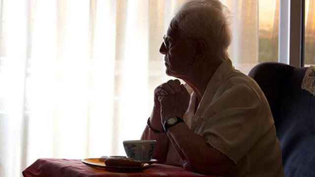 Ancianos que viven solos no tienen acceso a internet, pero necesitan información sobre el coronavirus / LA CAIXA