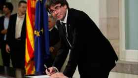 Carles Puigdemont firmando la declaración de independencia / EFE