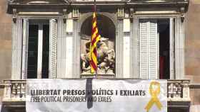 Cartel a favor de los políticos presos con un lazo amarillo que Torra se negó a quitar del balcón de Palau / EUROPA PRESS