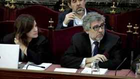 El abogado Jordi Pina y su ayudante durante la jornada de este miércoles en el Tribunal Supremo / EFE