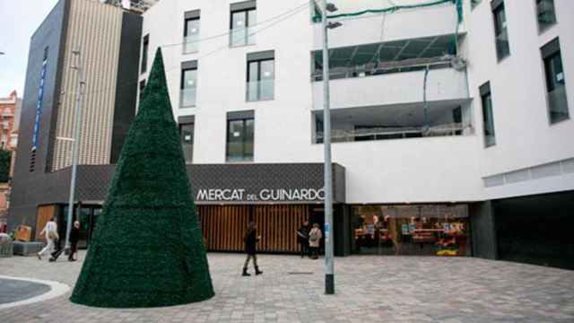 Plaza sin nombre junto al mercado y el CAP del Guinardó / AYUNTAMIENTO DE BARCELONA