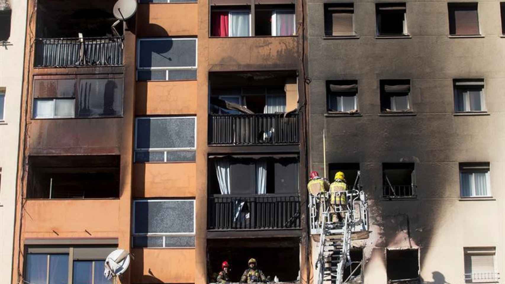 Los Bomberos después de controlar el incendio en un edificio de diez plantas en Badalona / EFE