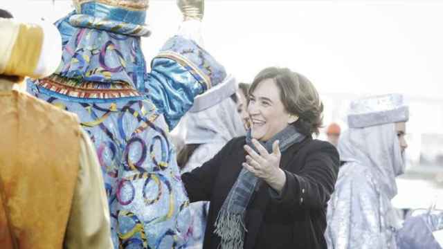 Ada Colau recibiendo a los Reyes Magos en Barcelona