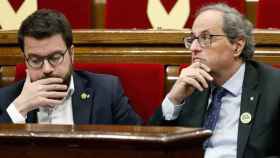 El presidente de la Generalitat, Quim Torra (d), junto al vicepresidente, Pere Aragonès (i), en el Parlamento catalán / EFE