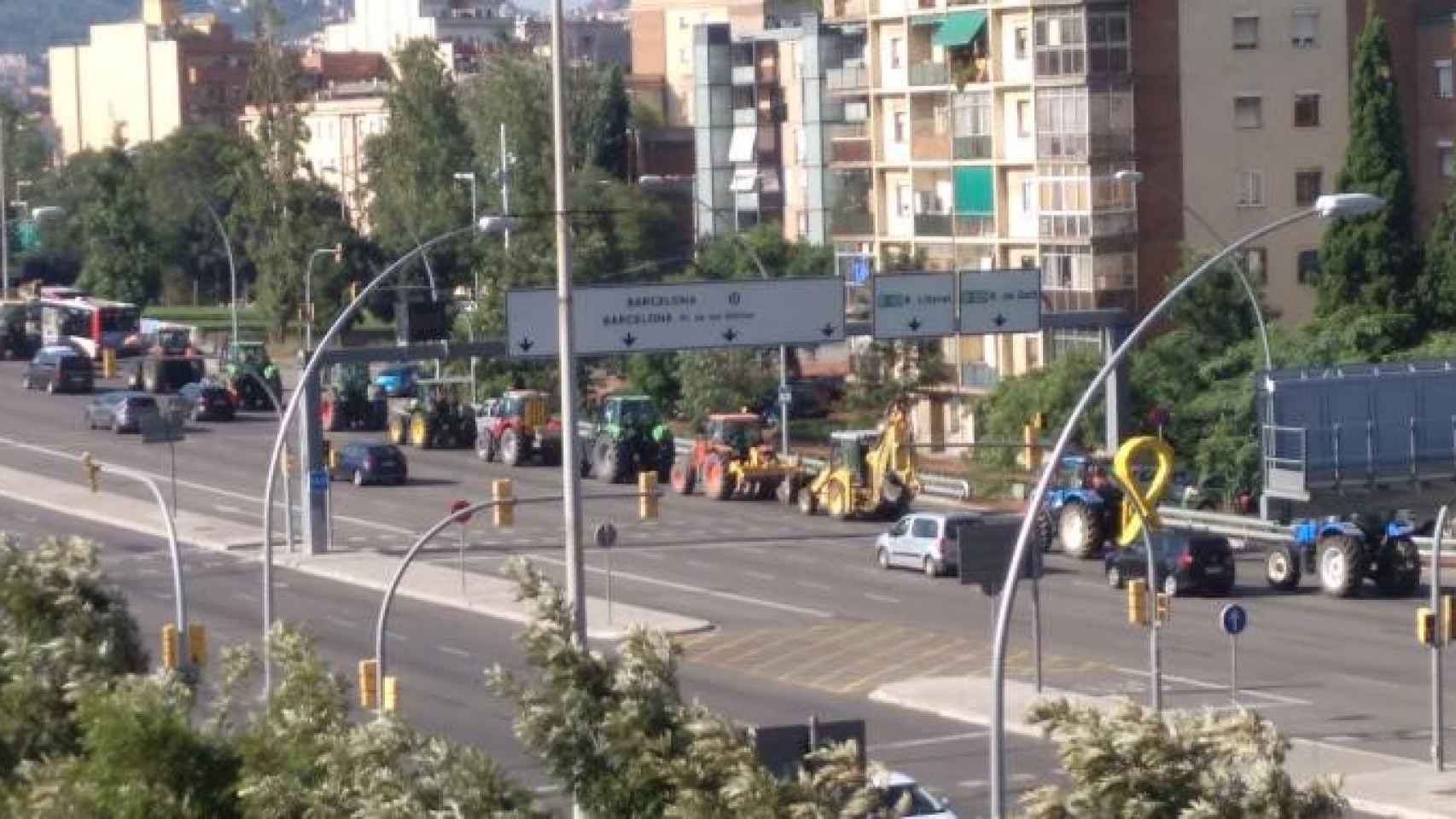 Tractores entrando en Barcelona por la avenida Meridiana de Barcelona / @llibert_cat