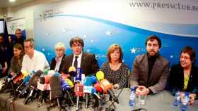 Carles Puigdemont, acompañado por cinco de sus exconsejeros, interviene durante la rueda de prensa que ofreció en Bélgica tras su huida / EFE