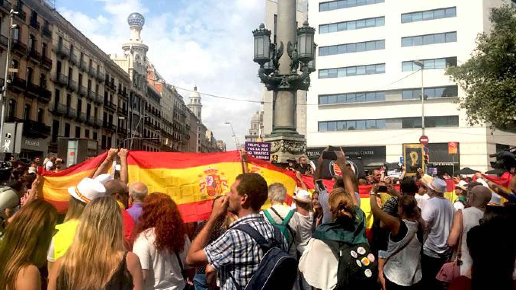 La pelea entre independentistas y constitucionalsitas en plaza Cataluña ha tenido lugar después de que terminase el acto oficial en recuerdo a las víctimas del 17A / CG