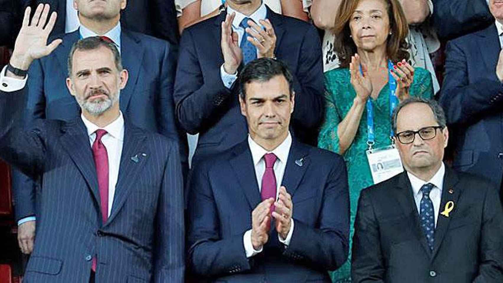 El rey Felipe VI; el presidente del Gobierno, Pedro Sánchez, y el presidente de la Generalitat, Quim Torra, durante la inauguración de los Juegos Mediterráneos de Tarragona / EFE