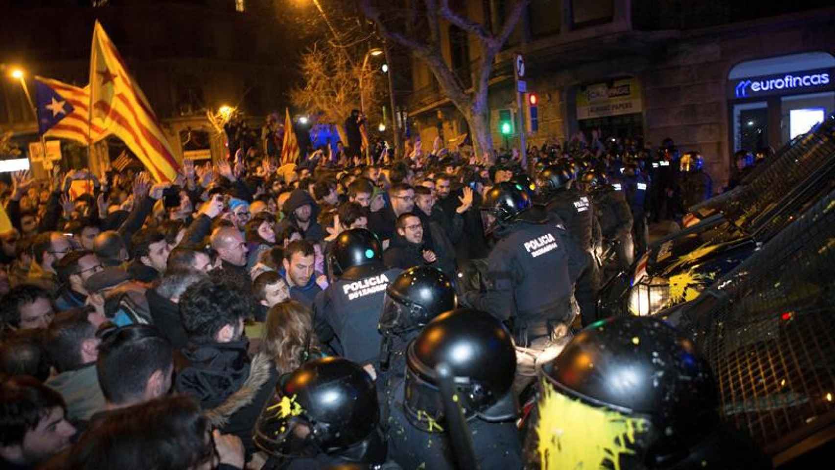 Miembros de los Mossos d'Esquadra impiden el paso de manifestantes en las inmediaciones de la Delegación del Gobierno en Barcelona, tras conocer el auto del juez Llarena  / EFE