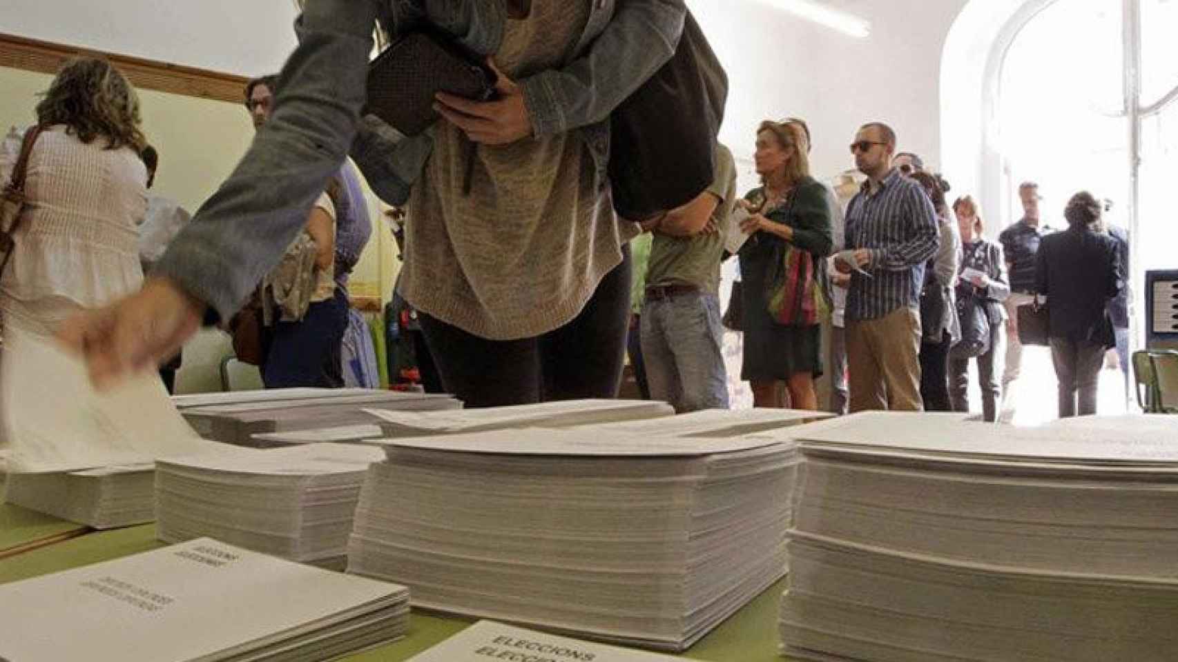 Gente votando en unas elecciones: la poca intimidad en la elección del voto puede influir el 21D