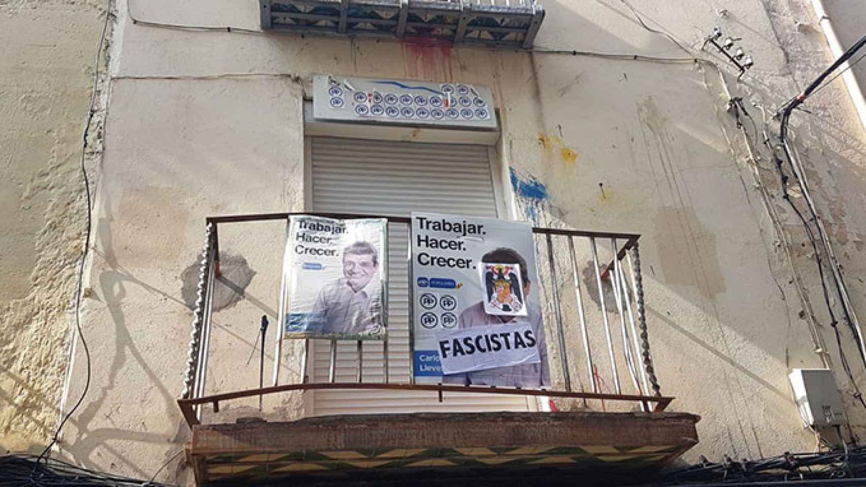 Carteles con la palabra Fascistas y manchas de pintura en la sede del PP de Esparraguera (Barcelona) / CG