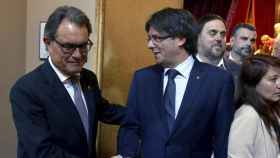 Artur Mas, el presidente Carles Puigdemont y, en segundo plano, Oriol Junqueras y Santi Vila, en el Parlamento catalán, con motivo de la cuestión de confianza / EFE