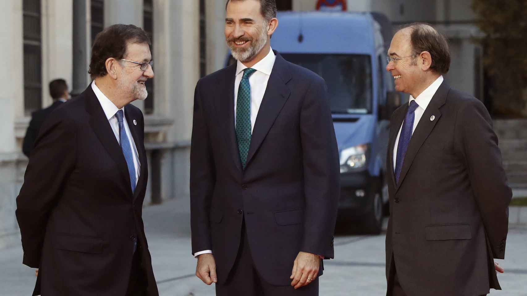 Mariano Rajoy, Felipe VI y Pío García Escudero esta mañana en el Senado / EFE