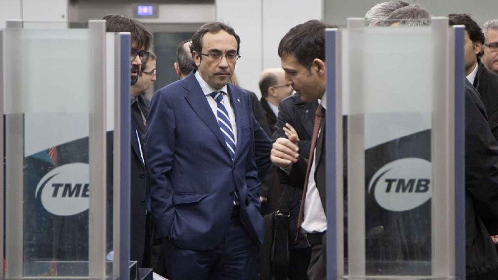Josep Rull (centro), consejero de Territori, en una visita al Metro de Barcelona con TMB.