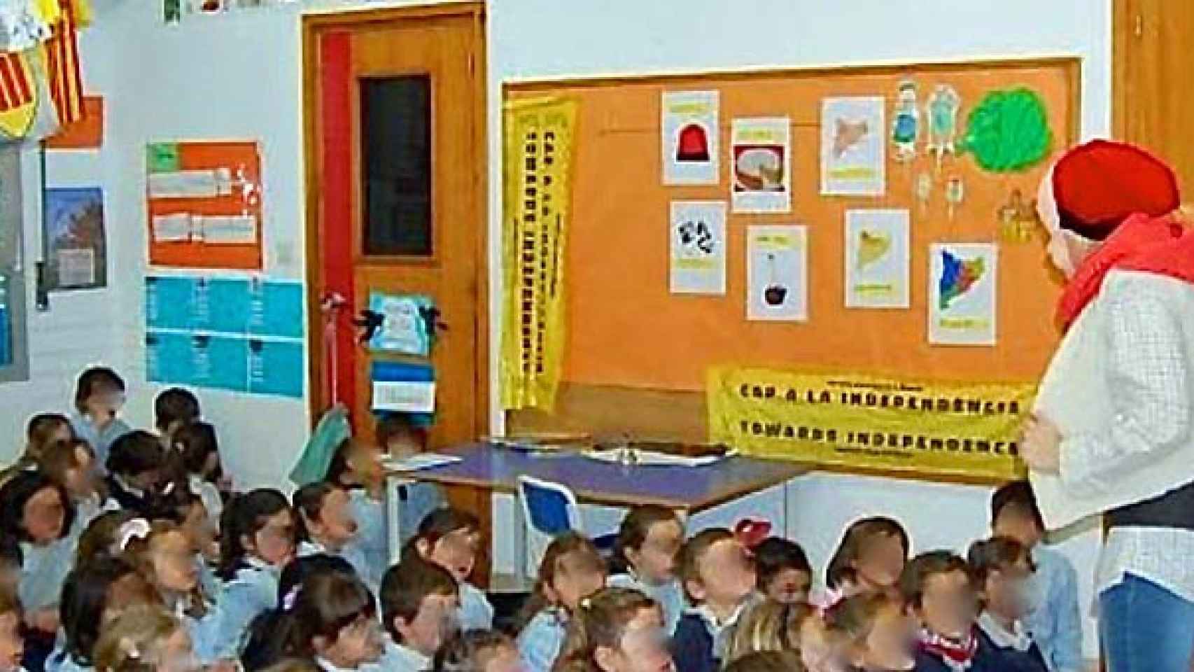 Un aula de preescolar del colegio Les Alzines, de Gerona, donde se observan dos carteles con el lema -en catalán y en inglés- Hacia la independencia