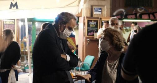 El expresidente de la Generalitat Quim Torra conversa con una mujer en el Fossar de les Moreres de Barcelona / PABLO MIRANZO