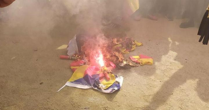 'Estelada' quemada por los manifestantes de ultraderecha el 12-O en Barcelona / EUROPA PRESS