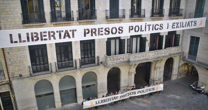 Las dos pancartas desplegadas en la plaza del Ayuntamiento de Girona / TWITTER
