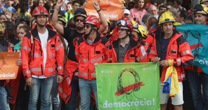 Bomberos de la Generalitat, en una protesta con banderas independentistas / CG