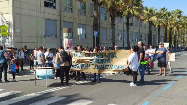 Protestas en la Barceloneta por el calor en las aulas: varias familias cortan el paseo marítimo / CEDIDA