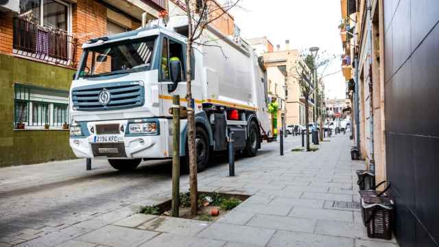 Un camión de recogida de residuos en Barcelona en una imagen de archivo / URBASER - EUROPA PRESS