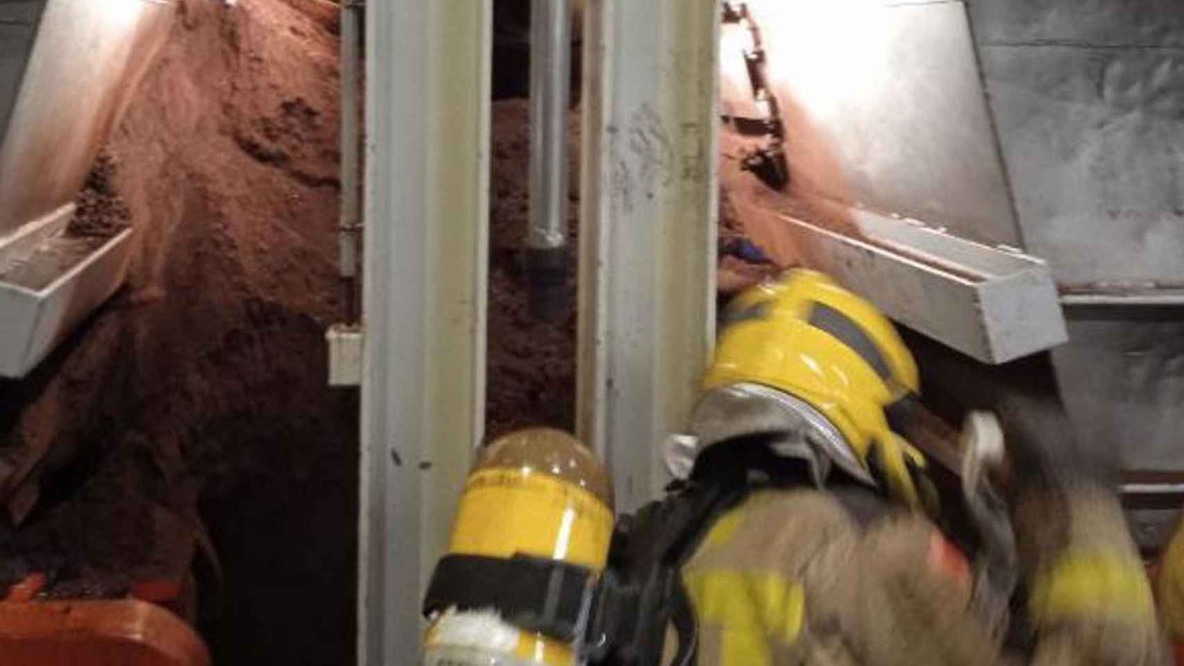 Un bombero de la Generalitat en el incendio de un silo de cacao en Terrassa / BOMBERS