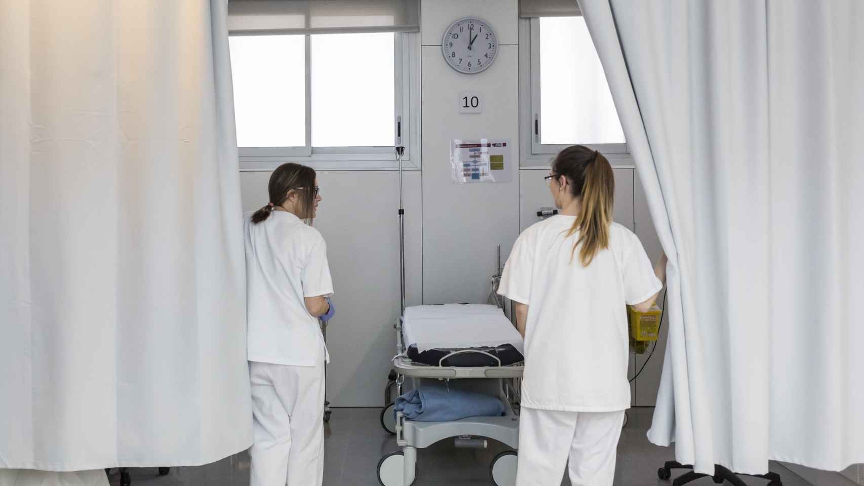 Dos enfermeras en un 'box' de Urgencias, cuyo servicio funcionará con normalidad durante la huelga de médicos de los próximos 25 y 26 de enero / EUROPA PRESS