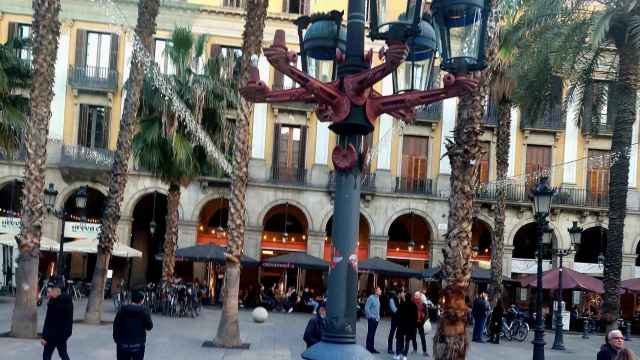 Una farola de Gaudí en la Plaza Real de Barcelona, ha aparecido mutilada, víctima del vandalismo / CEDIDA