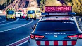 Un coche de los Mossos d'Esquadra en el lugar de un accidente mortal en la AP-7, como el producido este lunes en Sant Vicenç de Montalt / MOSSOS