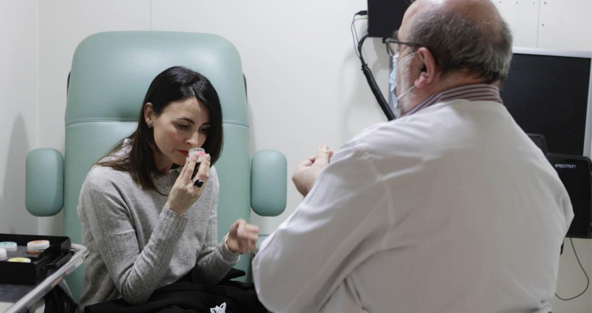 Un médico pasa consulta a una paciente de Covid persistente / QUIQUE GARCÍA - EFE