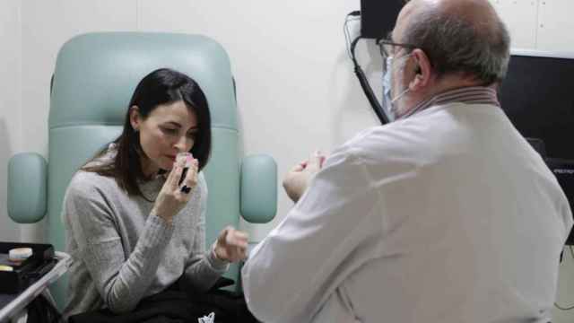 Un médico pasa consulta a una paciente de Covid persistente / QUIQUE GARCÍA - EFE