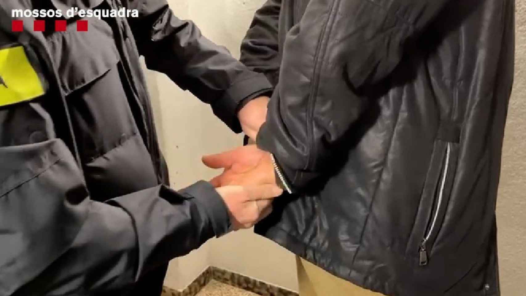 Los Mossos efectúan una detención, como la del fugitivo arrestado en Barcelona por pertenencia a una peligrosa organización criminal alemana / MOSSOS D'ESQUADRA