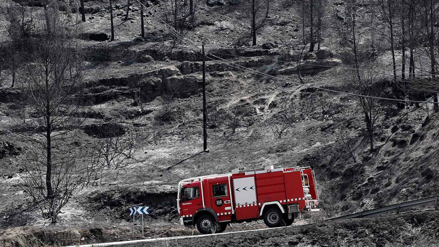 Un camión de bomberos circula por una zona arrasada por las llamas en la población de El Pont de Vilomara, en la comarca del Bages, este lunes, en donde siguen los incendios sigue activo tras haber quemado ya más de 1.650 hectáreas / EFE - Andreu Dalmau
