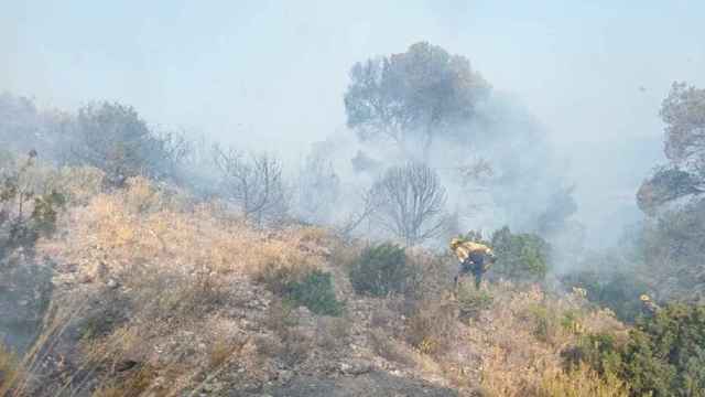 Un bombero durante las tareas de extinción en Cataluña / BOMBERS