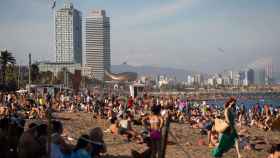 La playa de la Barceloneta, el mismo día que se desactiva la alerta del plan especial de emergencias por pandemia / EUROPA PRESS