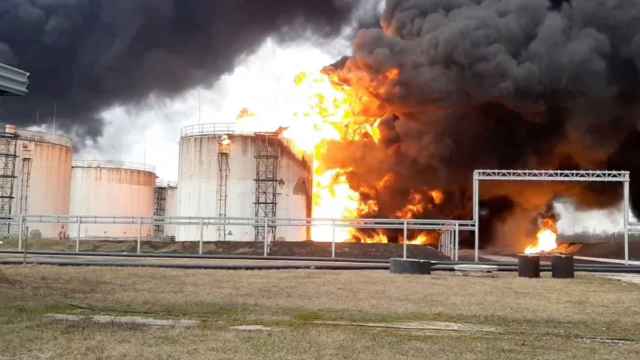 Ataque a un depósito de combustible en la localidad rusa de Belgorod / EFE - EPA - EMERCOM OF RUSSIA PRESS SERVICE