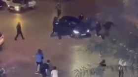 El personal de seguridad de Cocoa increpa al joven que empotró su coche contra la entrada de la discoteca / BCN LEGENDS