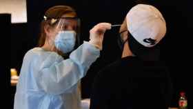 Una sanitaria toma muestras para una prueba de coronavirus en un festival en Barcelona / EP