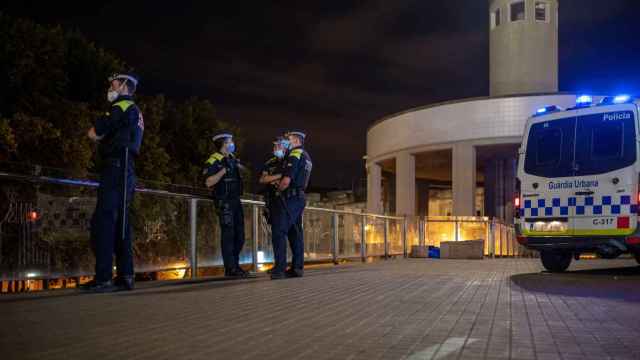 Varios agentes de la Guardia Urbana de Barcelona durante uno de los dispositivos de vigilancia en los alrededores del parque de la Espanya Industrial donde se han dado los botellones posteriores a las Fiestas de Sants / LORENA SOPENA - EUROPA PRESS