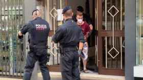 Agentes de la Brimo de los Mossos d'Esquadra detienen a un presunto traficante de droga / METRÓPOLI ABIERTA