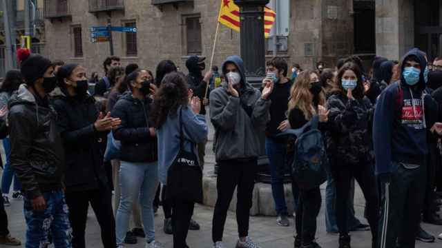 Manifestantes de Arran tratan de acceder a plaza Sant Jaume / EUROPAPRESS