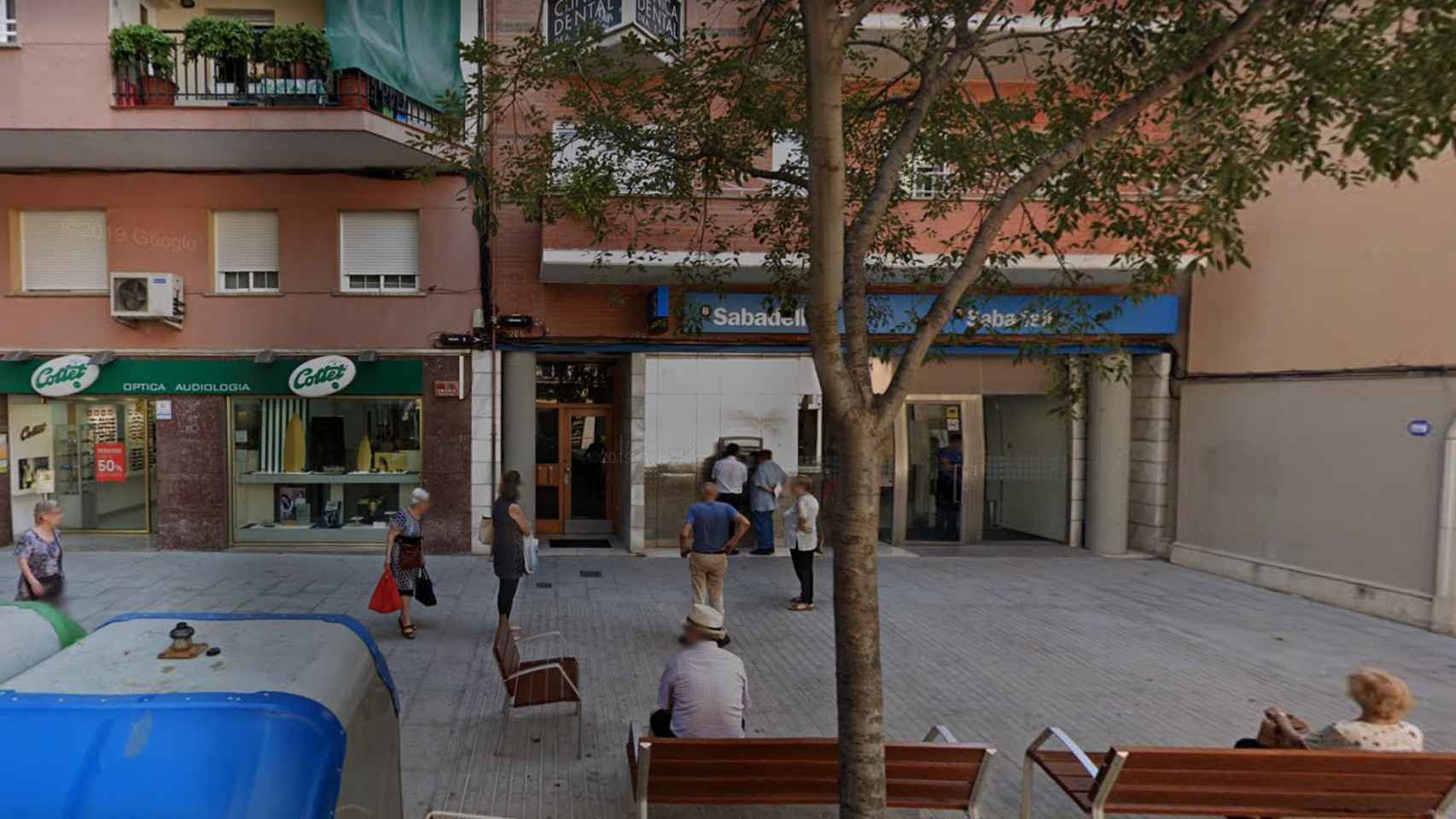 Una de las entidades bancarias del Sabadell en Sant Andreu / GOOGLE MAPS
