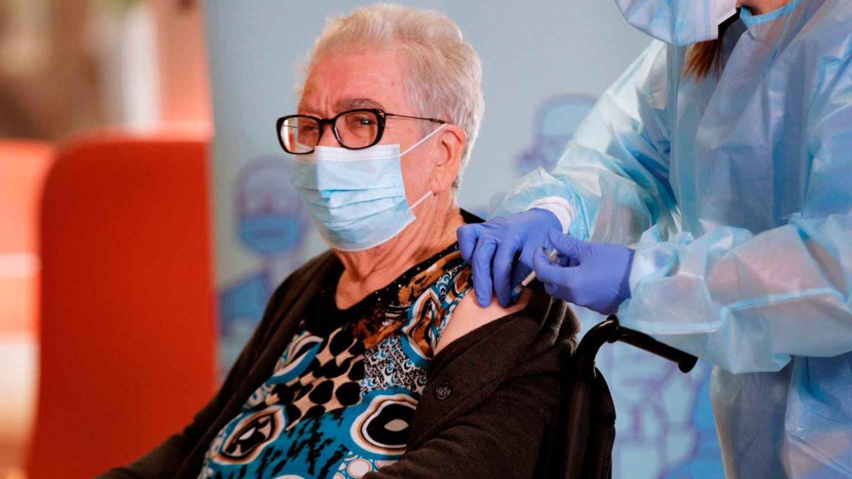 Josefa Pérez, la primera catalana que recibió la vacuna del coronavirus / EFE