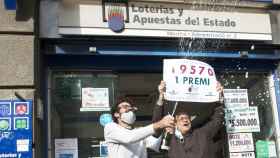 Loteros de Girona celebran la lluvia de millones de la lotería de El Niño / GLORIA SÁNCHEZ (EUROPAPRESS)