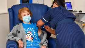 La británica Margaret Keenan, en el momento de convertirse en la primera europea vacunada contra el Covid-19 / EP