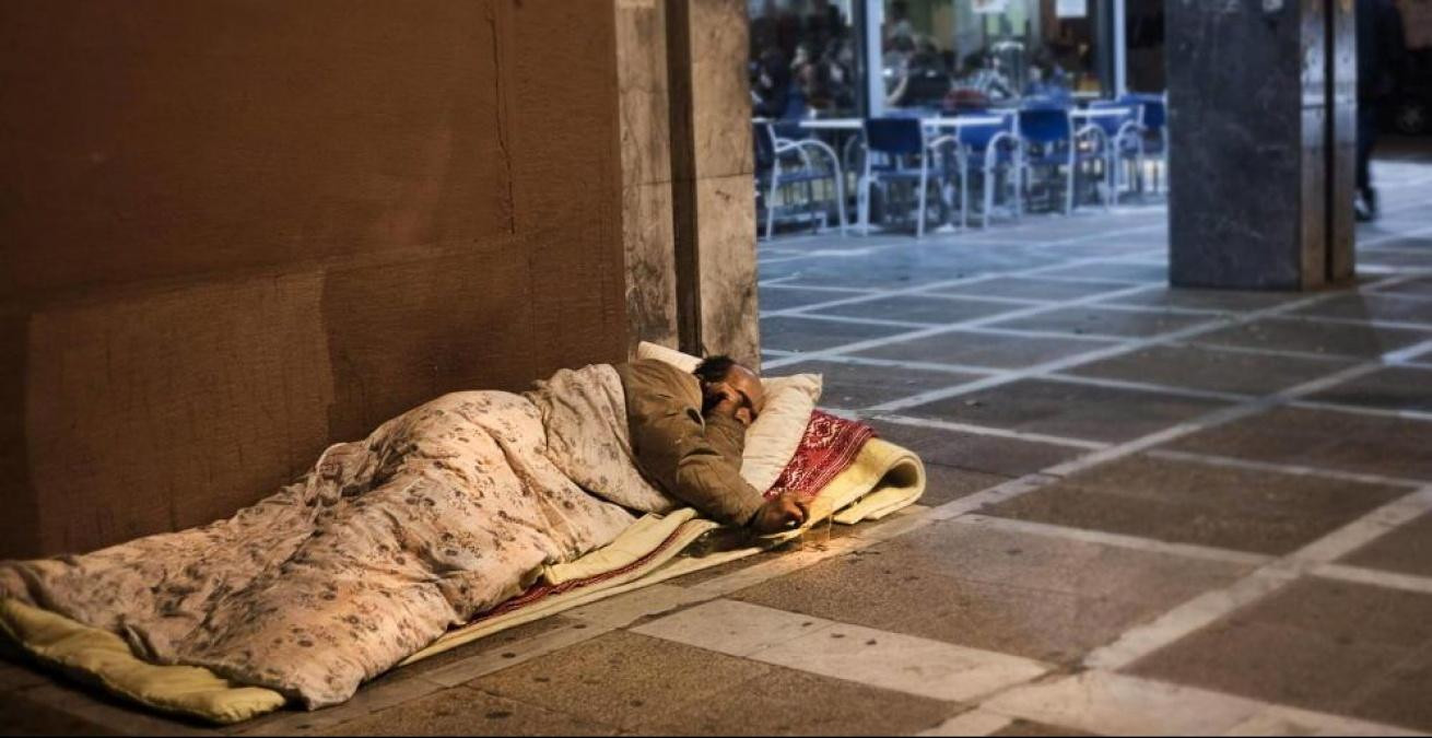 Una persona sin hogar duerme en la calle / EFE